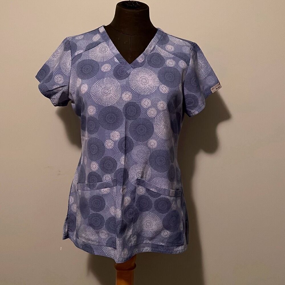 Med Couture Women's Blue Circular Pattern V-Neck Short Sleeve Scrub Top